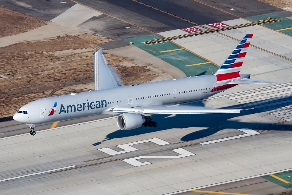 American Airlines Airbus A320 Incident: Hard Landing on Maui Runway Leaves 6 Injured, Investigation Underway